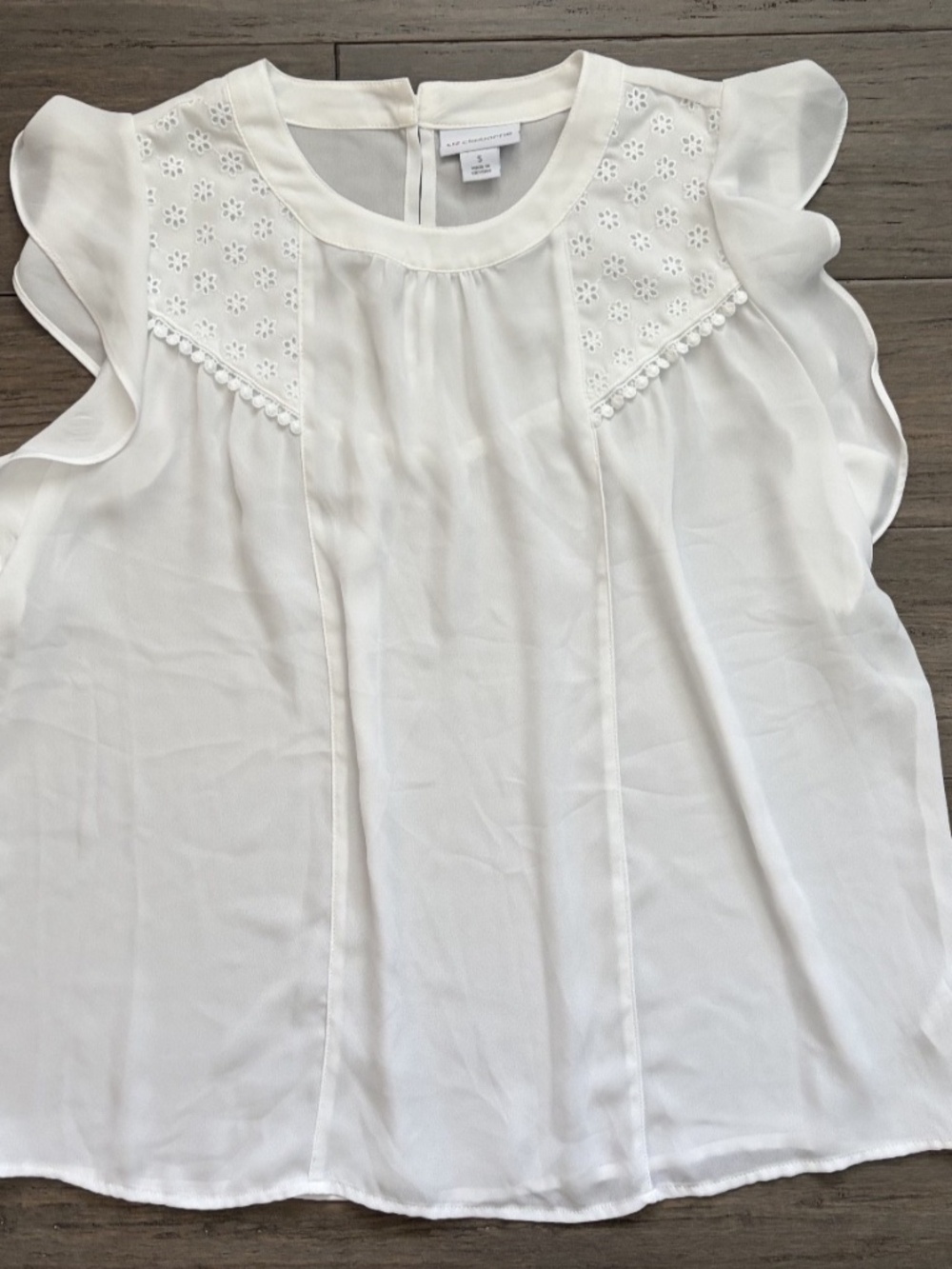 Liz Claiborne Women's SM White Eyelet Blouse Round Neck Flutter Sleeve